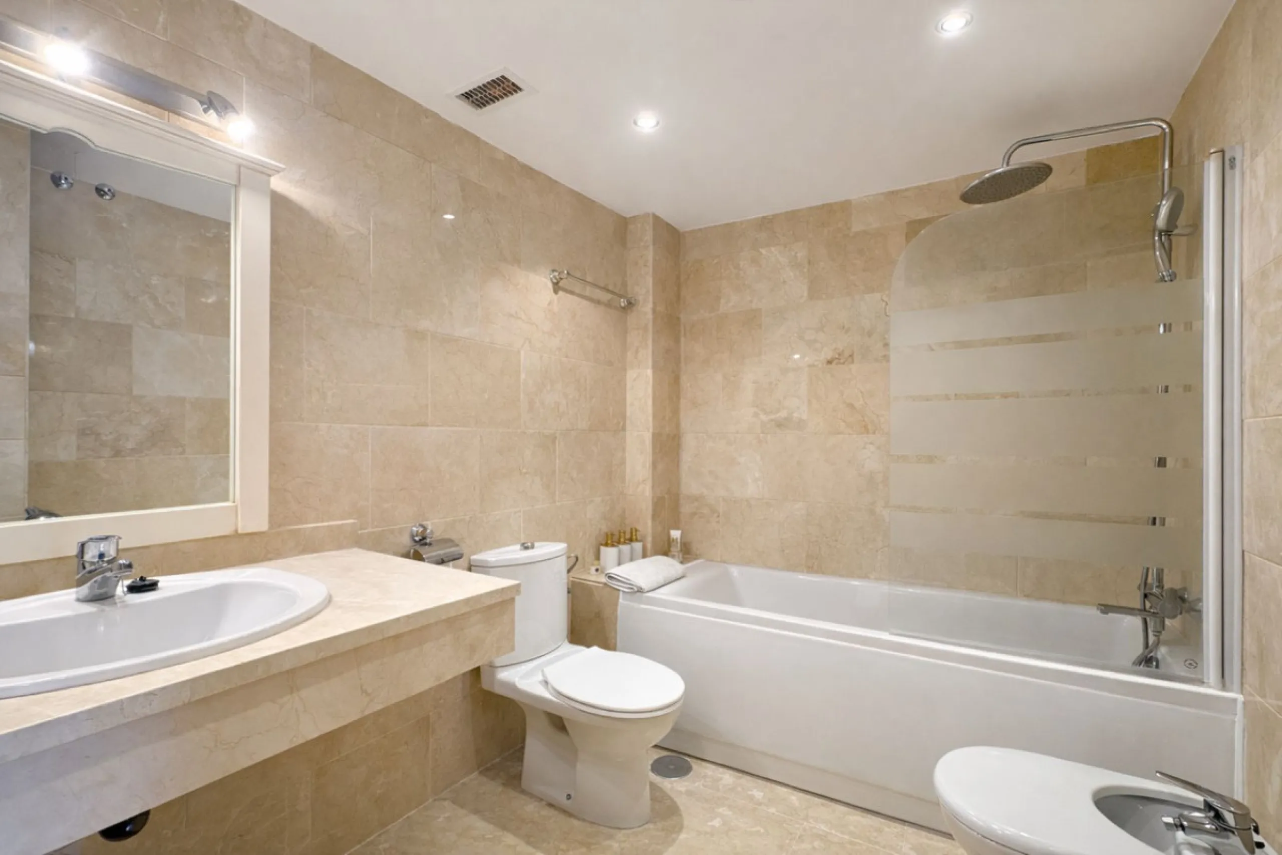 Located in the sought-after El Faro area, this bright and well-distributed mid-floor apartment offers the perfect balance between coastal living and everyday convenience. Just a five-minute walk from the beach and local amenities, and a five-minute drive 