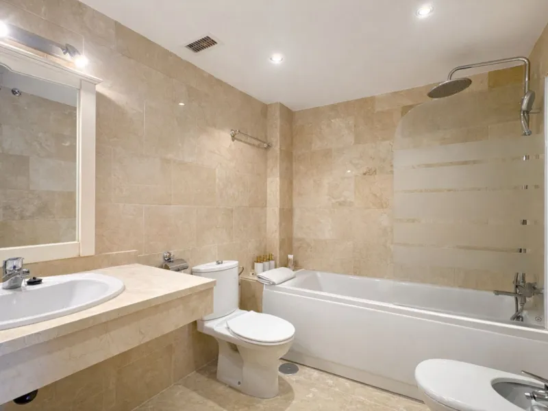 Located in the sought-after El Faro area, this bright and well-distributed mid-floor apartment offers the perfect balance between coastal living and everyday convenience. Just a five-minute walk from the beach and local amenities, and a five-minute drive 