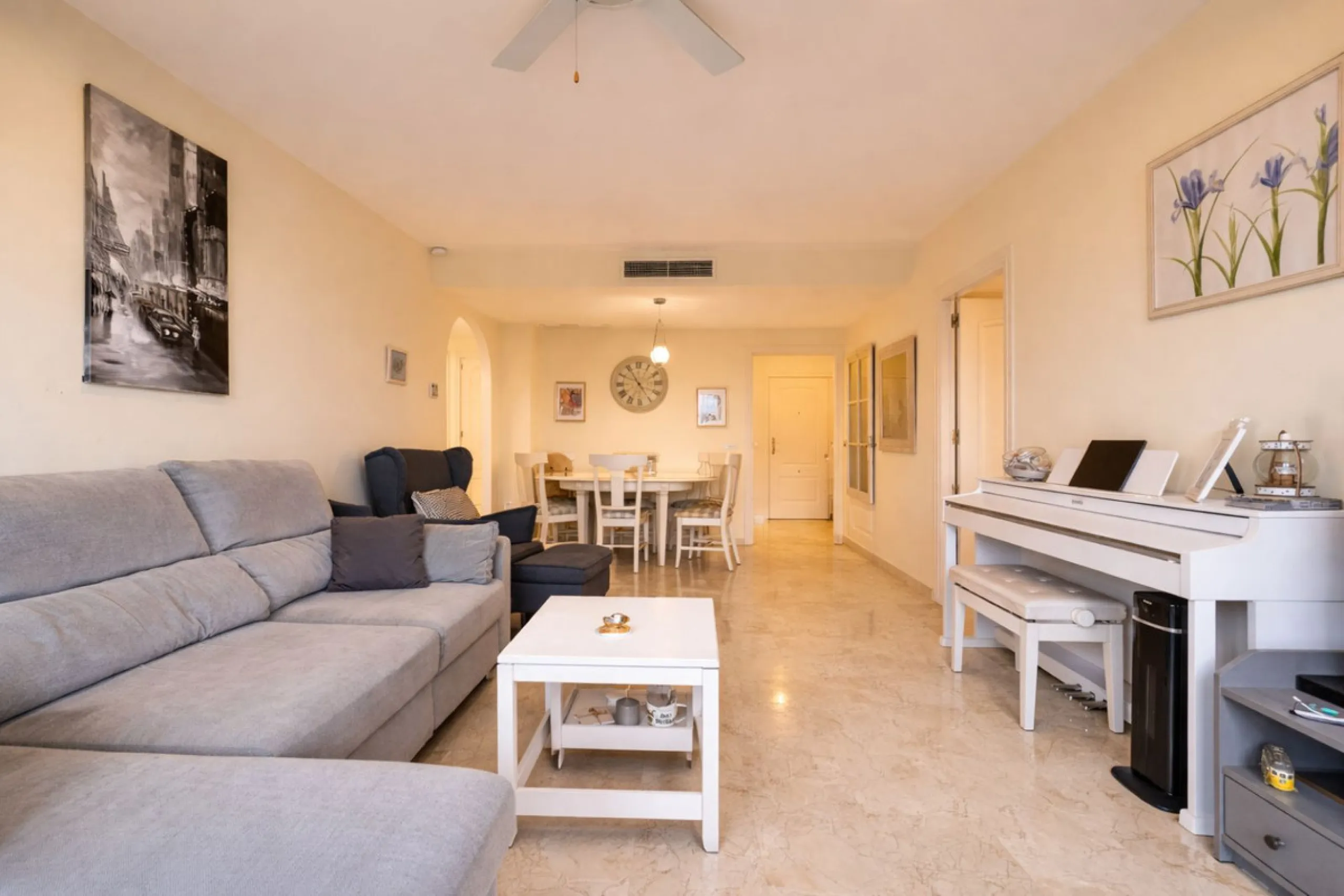 Located in the sought-after El Faro area, this bright and well-distributed mid-floor apartment offers the perfect balance between coastal living and everyday convenience. Just a five-minute walk from the beach and local amenities, and a five-minute drive 