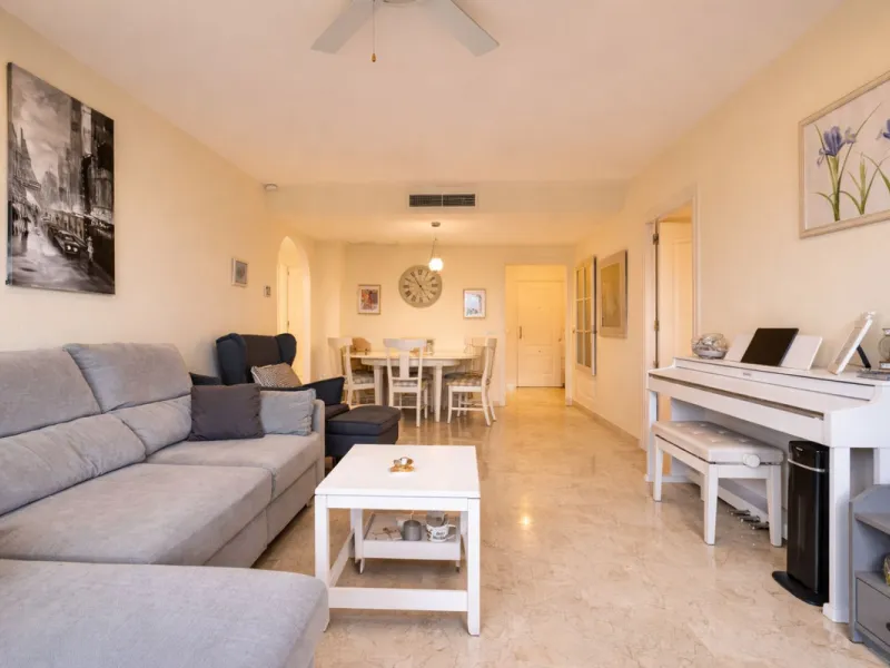 Located in the sought-after El Faro area, this bright and well-distributed mid-floor apartment offers the perfect balance between coastal living and everyday convenience. Just a five-minute walk from the beach and local amenities, and a five-minute drive 