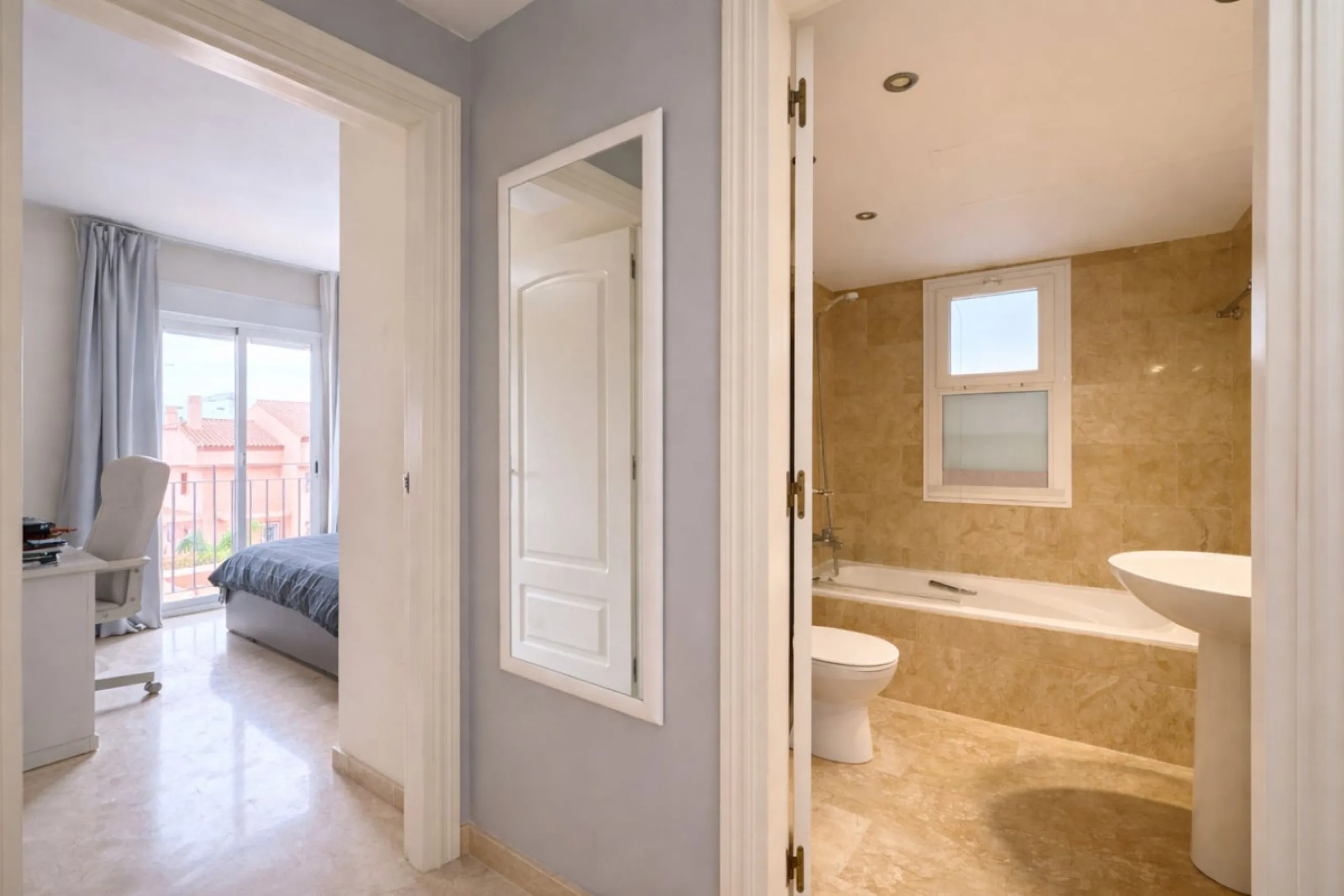 Located in the sought-after El Faro area, this bright and well-distributed mid-floor apartment offers the perfect balance between coastal living and everyday convenience. Just a five-minute walk from the beach and local amenities, and a five-minute drive 