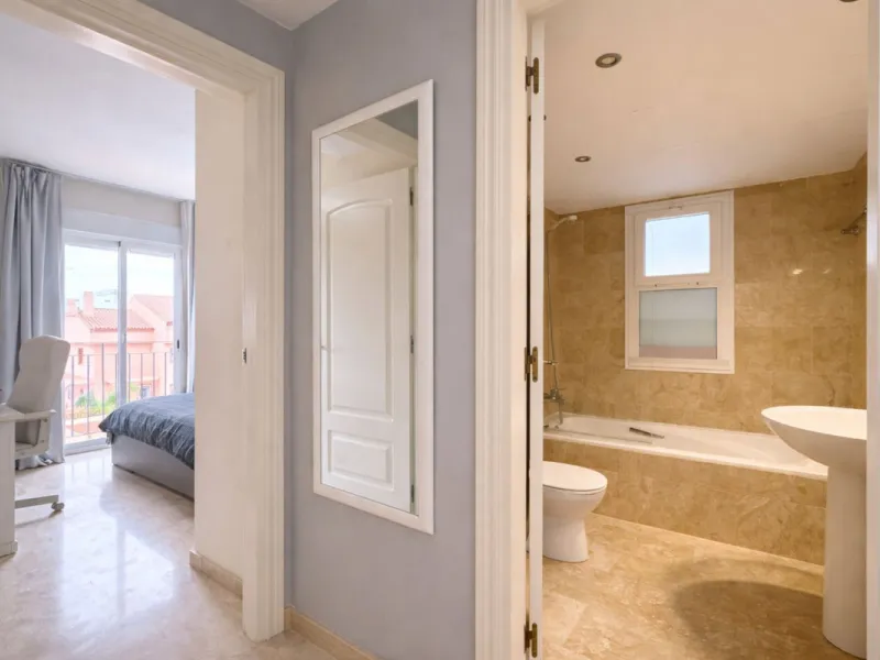 Located in the sought-after El Faro area, this bright and well-distributed mid-floor apartment offers the perfect balance between coastal living and everyday convenience. Just a five-minute walk from the beach and local amenities, and a five-minute drive 