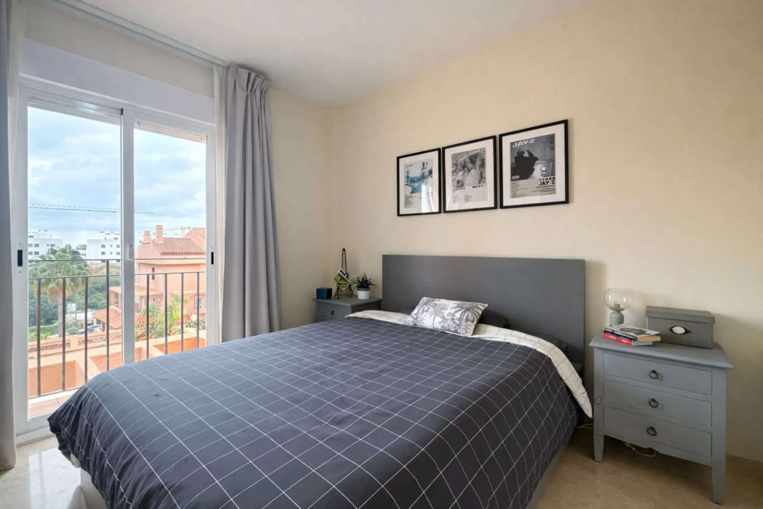 Located in the sought-after El Faro area, this bright and well-distributed mid-floor apartment offers the perfect balance between coastal living and everyday convenience. Just a five-minute walk from the beach and local amenities, and a five-minute drive 