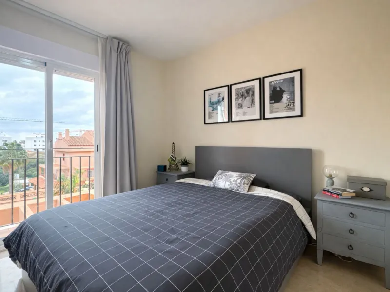 Located in the sought-after El Faro area, this bright and well-distributed mid-floor apartment offers the perfect balance between coastal living and everyday convenience. Just a five-minute walk from the beach and local amenities, and a five-minute drive 