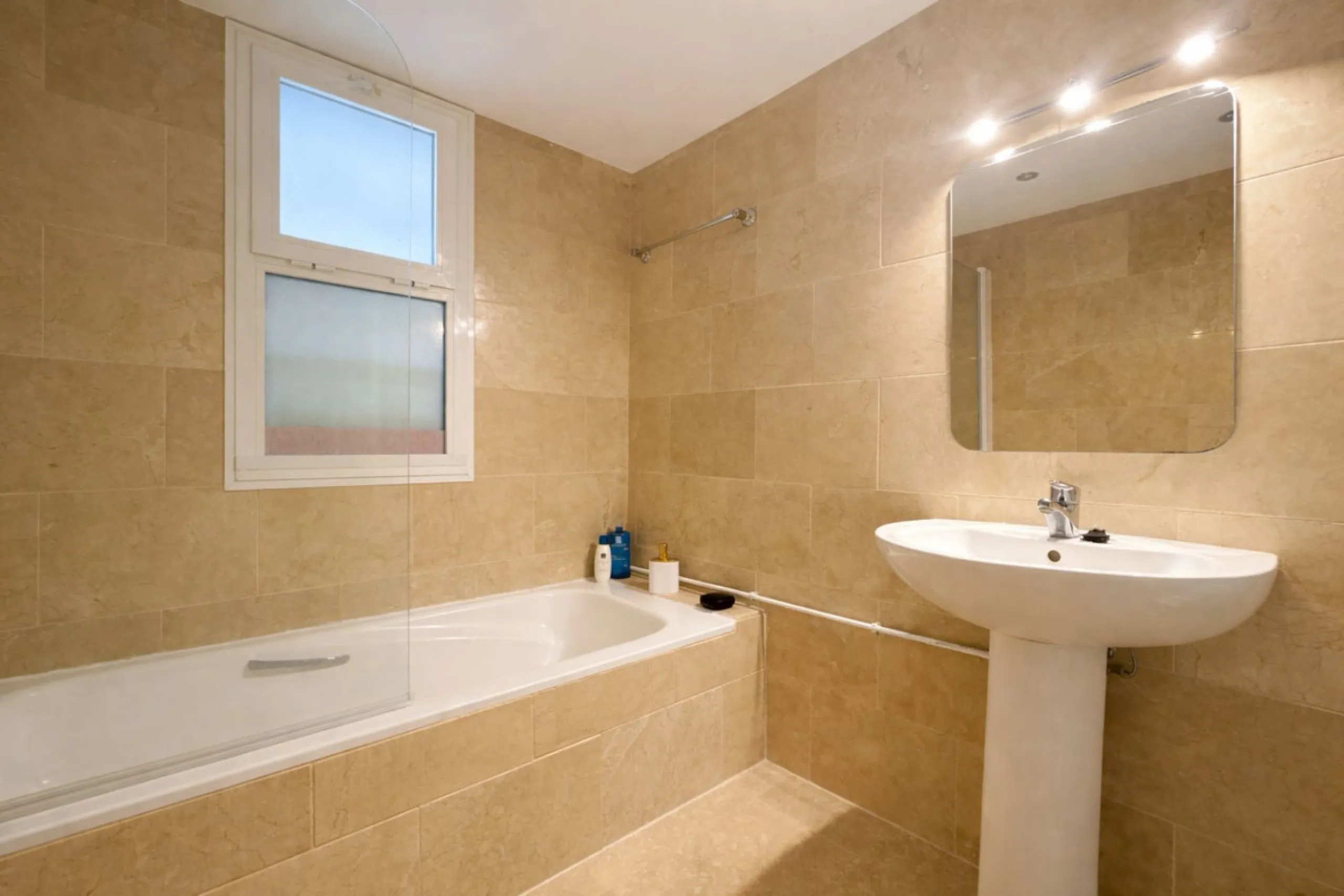 Located in the sought-after El Faro area, this bright and well-distributed mid-floor apartment offers the perfect balance between coastal living and everyday convenience. Just a five-minute walk from the beach and local amenities, and a five-minute drive 