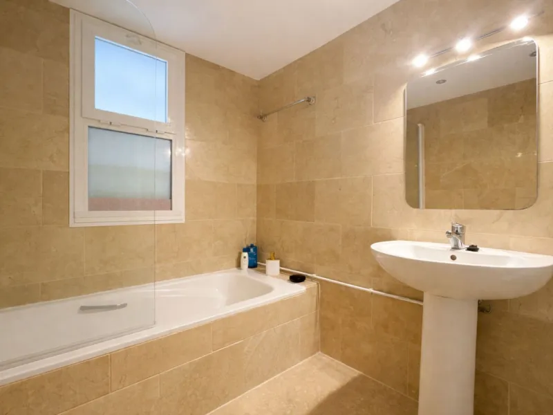 Located in the sought-after El Faro area, this bright and well-distributed mid-floor apartment offers the perfect balance between coastal living and everyday convenience. Just a five-minute walk from the beach and local amenities, and a five-minute drive 