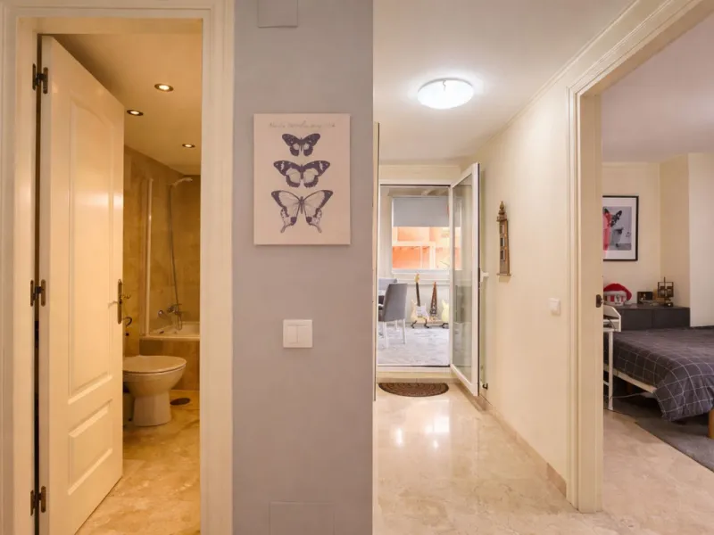 Located in the sought-after El Faro area, this bright and well-distributed mid-floor apartment offers the perfect balance between coastal living and everyday convenience. Just a five-minute walk from the beach and local amenities, and a five-minute drive 