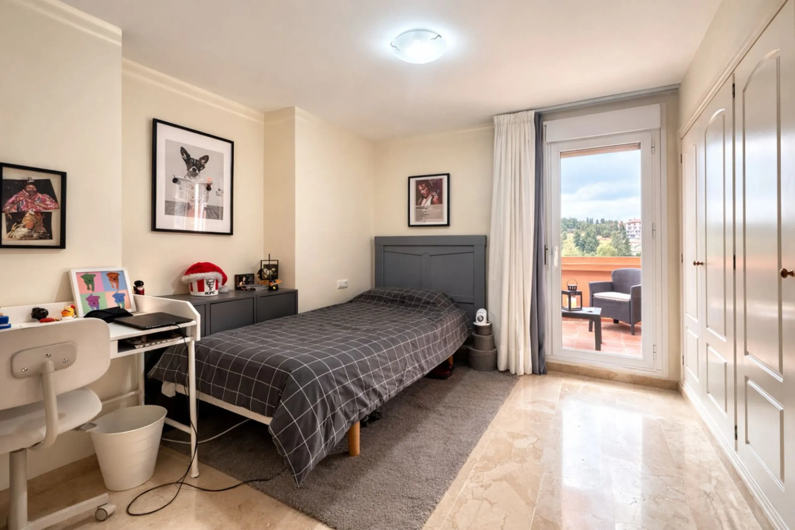 Located in the sought-after El Faro area, this bright and well-distributed mid-floor apartment offers the perfect balance between coastal living and everyday convenience. Just a five-minute walk from the beach and local amenities, and a five-minute drive 