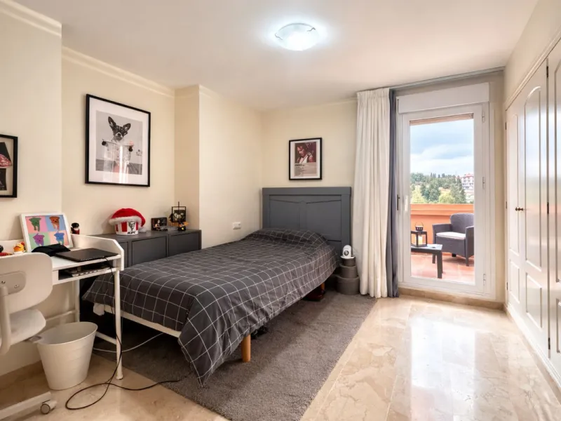 Located in the sought-after El Faro area, this bright and well-distributed mid-floor apartment offers the perfect balance between coastal living and everyday convenience. Just a five-minute walk from the beach and local amenities, and a five-minute drive 