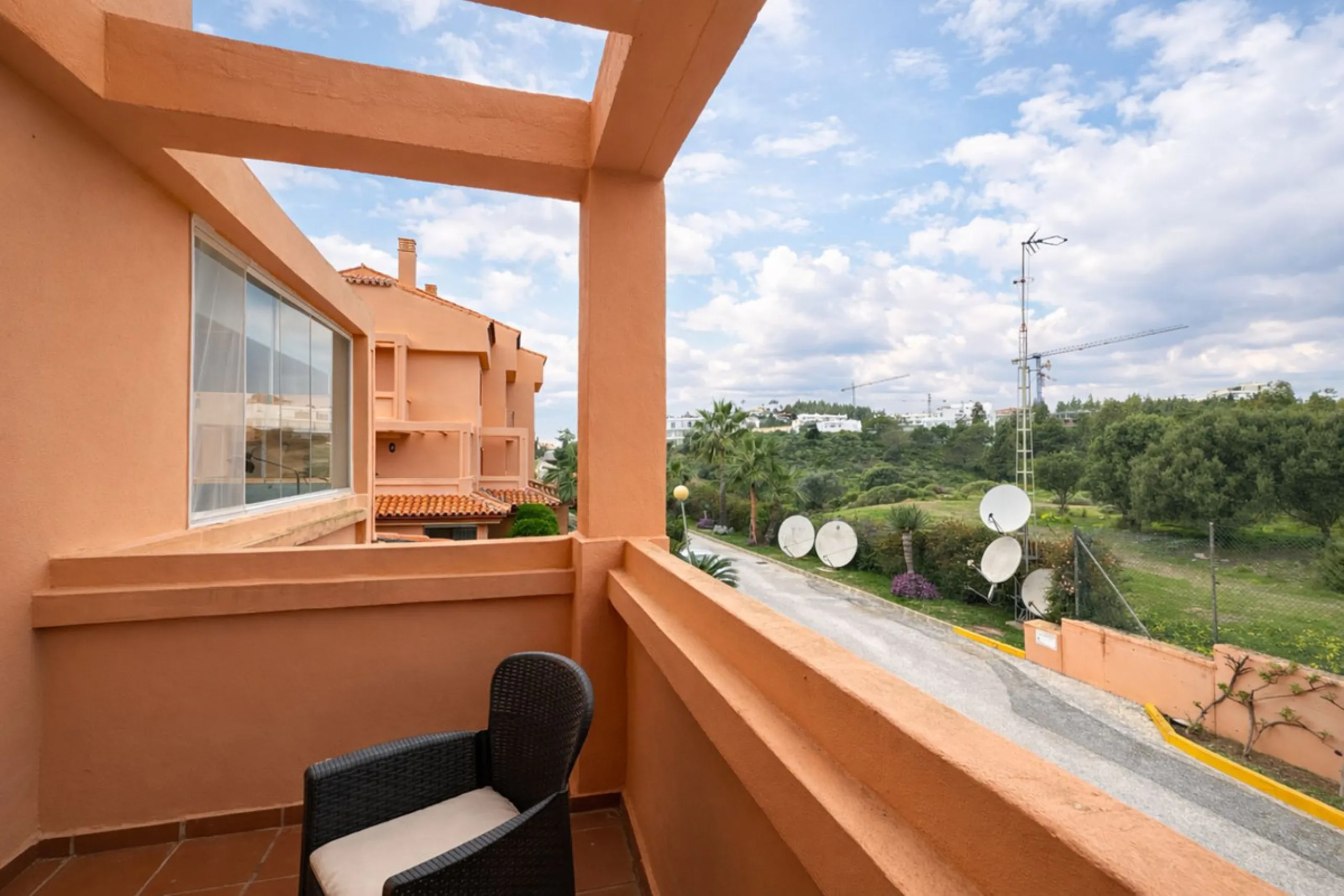 Located in the sought-after El Faro area, this bright and well-distributed mid-floor apartment offers the perfect balance between coastal living and everyday convenience. Just a five-minute walk from the beach and local amenities, and a five-minute drive 