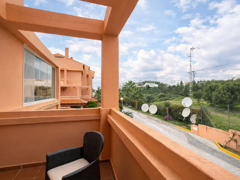 Located in the sought-after El Faro area, this bright and well-distributed mid-floor apartment offers the perfect balance between coastal living and everyday convenience. Just a five-minute walk from the beach and local amenities, and a five-minute drive 