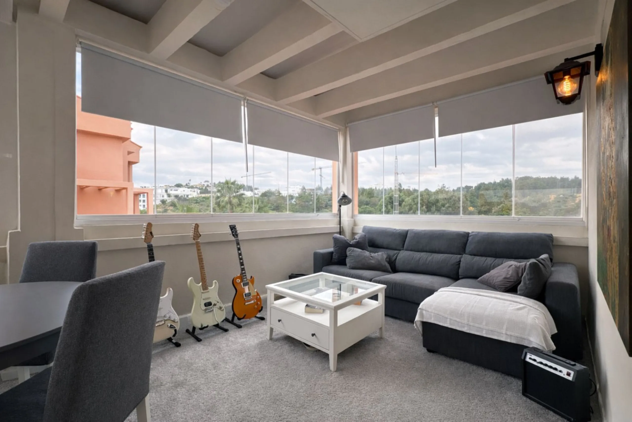 Located in the sought-after El Faro area, this bright and well-distributed mid-floor apartment offers the perfect balance between coastal living and everyday convenience. Just a five-minute walk from the beach and local amenities, and a five-minute drive 