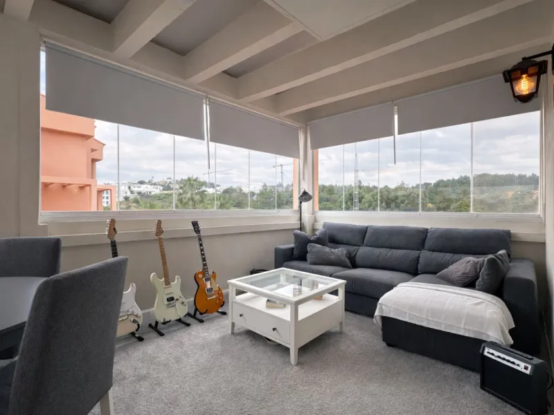 Located in the sought-after El Faro area, this bright and well-distributed mid-floor apartment offers the perfect balance between coastal living and everyday convenience. Just a five-minute walk from the beach and local amenities, and a five-minute drive 
