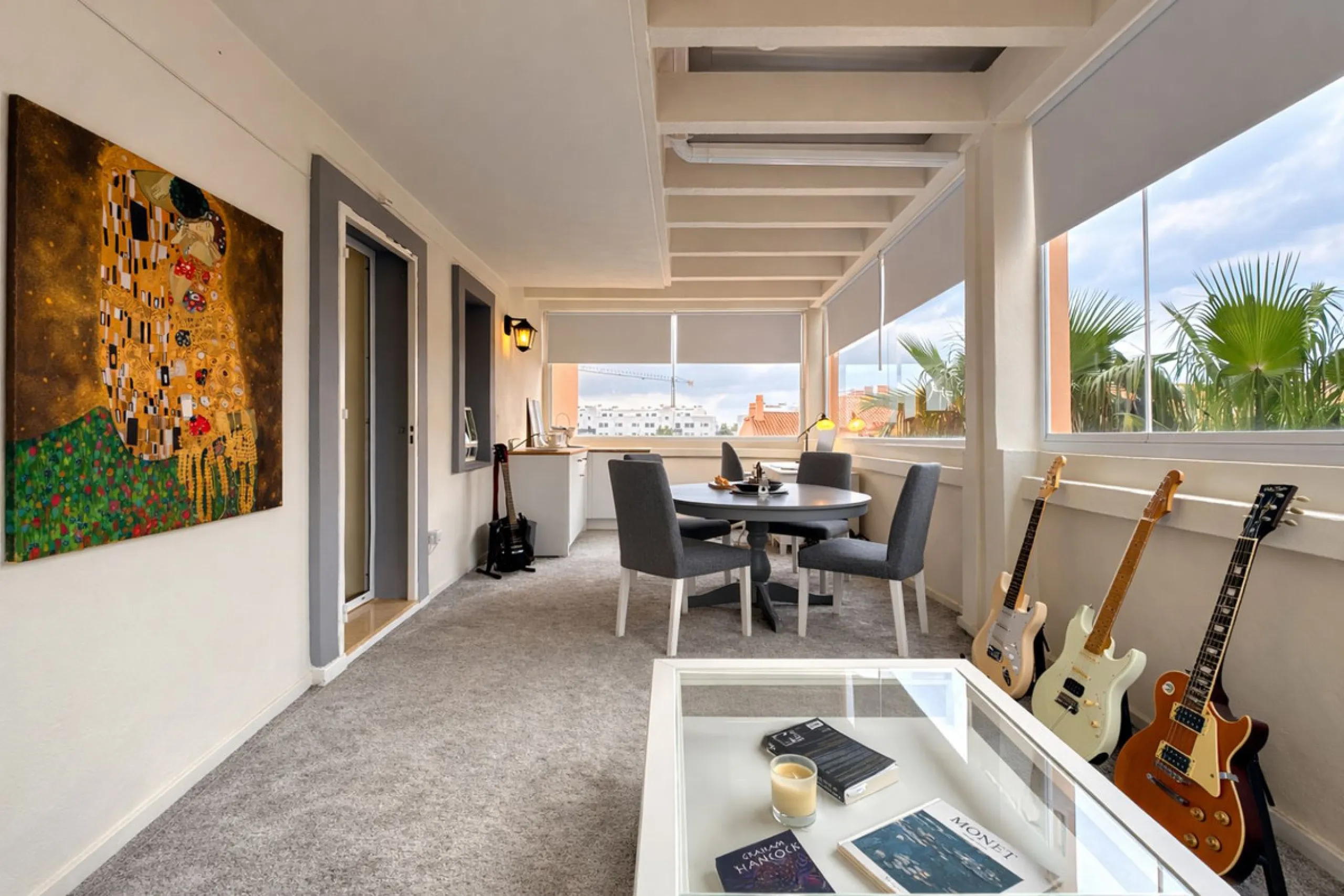 Located in the sought-after El Faro area, this bright and well-distributed mid-floor apartment offers the perfect balance between coastal living and everyday convenience. Just a five-minute walk from the beach and local amenities, and a five-minute drive 
