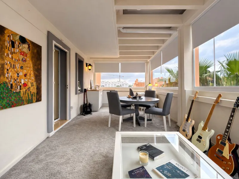 Located in the sought-after El Faro area, this bright and well-distributed mid-floor apartment offers the perfect balance between coastal living and everyday convenience. Just a five-minute walk from the beach and local amenities, and a five-minute drive 