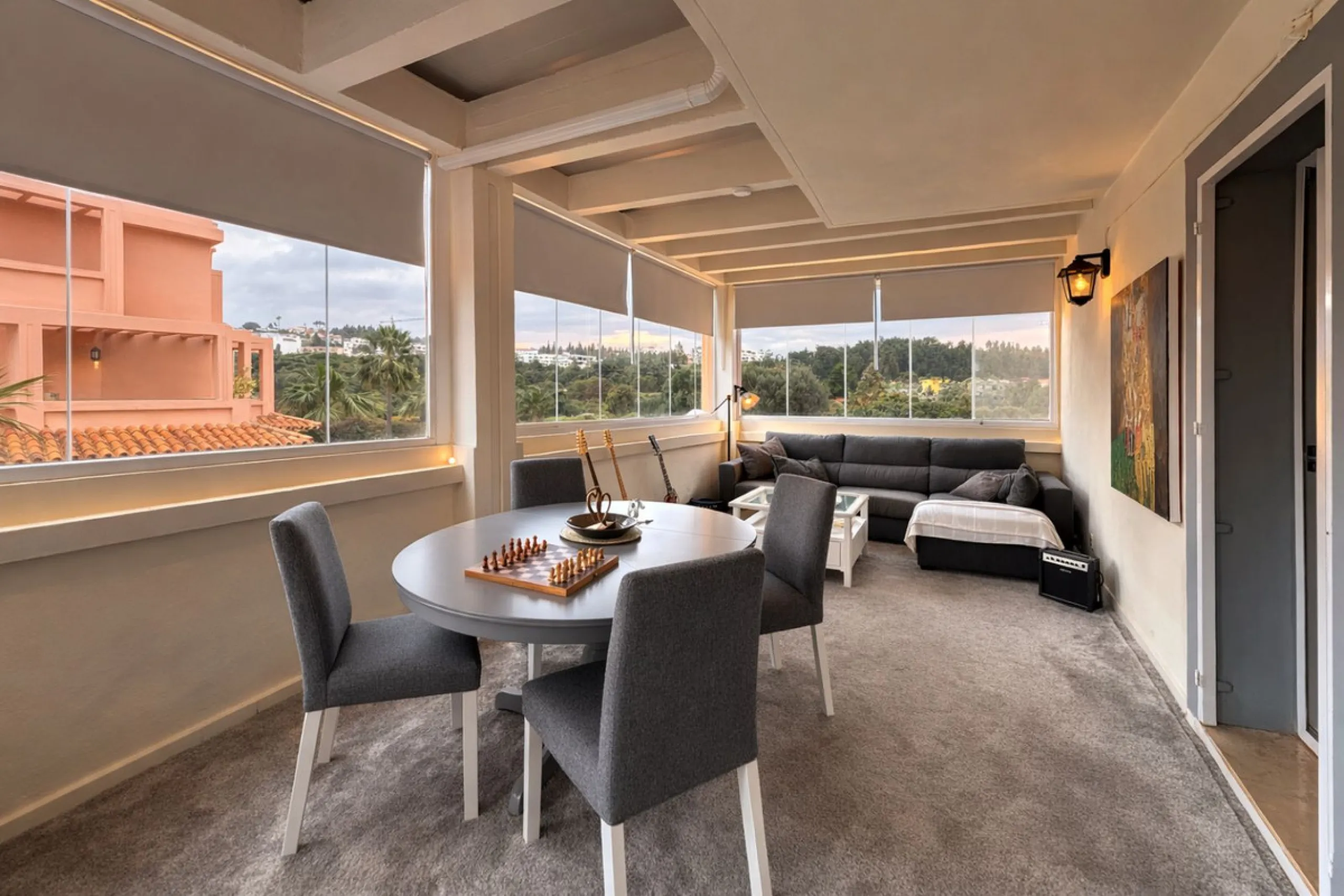Located in the sought-after El Faro area, this bright and well-distributed mid-floor apartment offers the perfect balance between coastal living and everyday convenience. Just a five-minute walk from the beach and local amenities, and a five-minute drive 