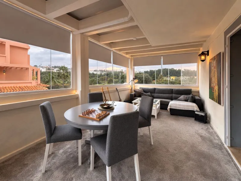 Located in the sought-after El Faro area, this bright and well-distributed mid-floor apartment offers the perfect balance between coastal living and everyday convenience. Just a five-minute walk from the beach and local amenities, and a five-minute drive 