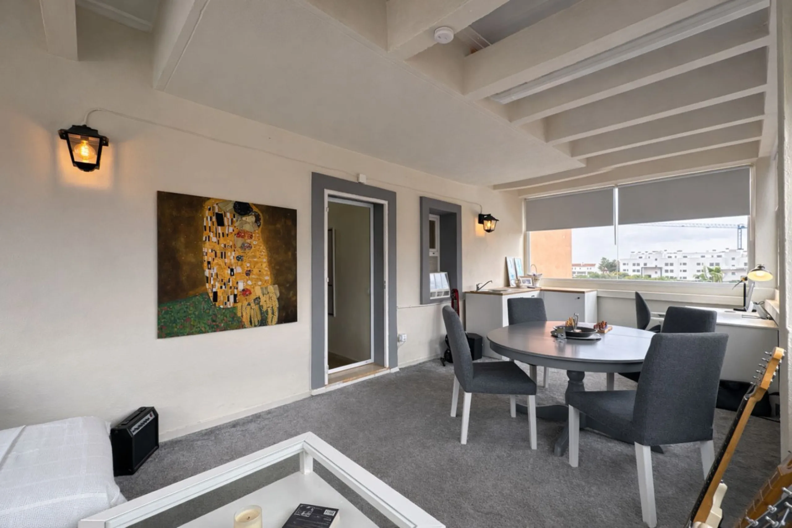 Located in the sought-after El Faro area, this bright and well-distributed mid-floor apartment offers the perfect balance between coastal living and everyday convenience. Just a five-minute walk from the beach and local amenities, and a five-minute drive 