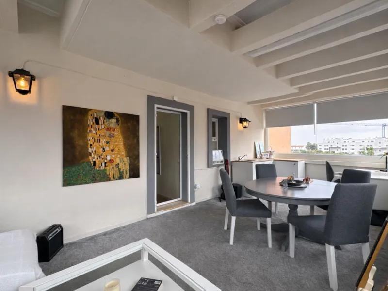Located in the sought-after El Faro area, this bright and well-distributed mid-floor apartment offers the perfect balance between coastal living and everyday convenience. Just a five-minute walk from the beach and local amenities, and a five-minute drive 