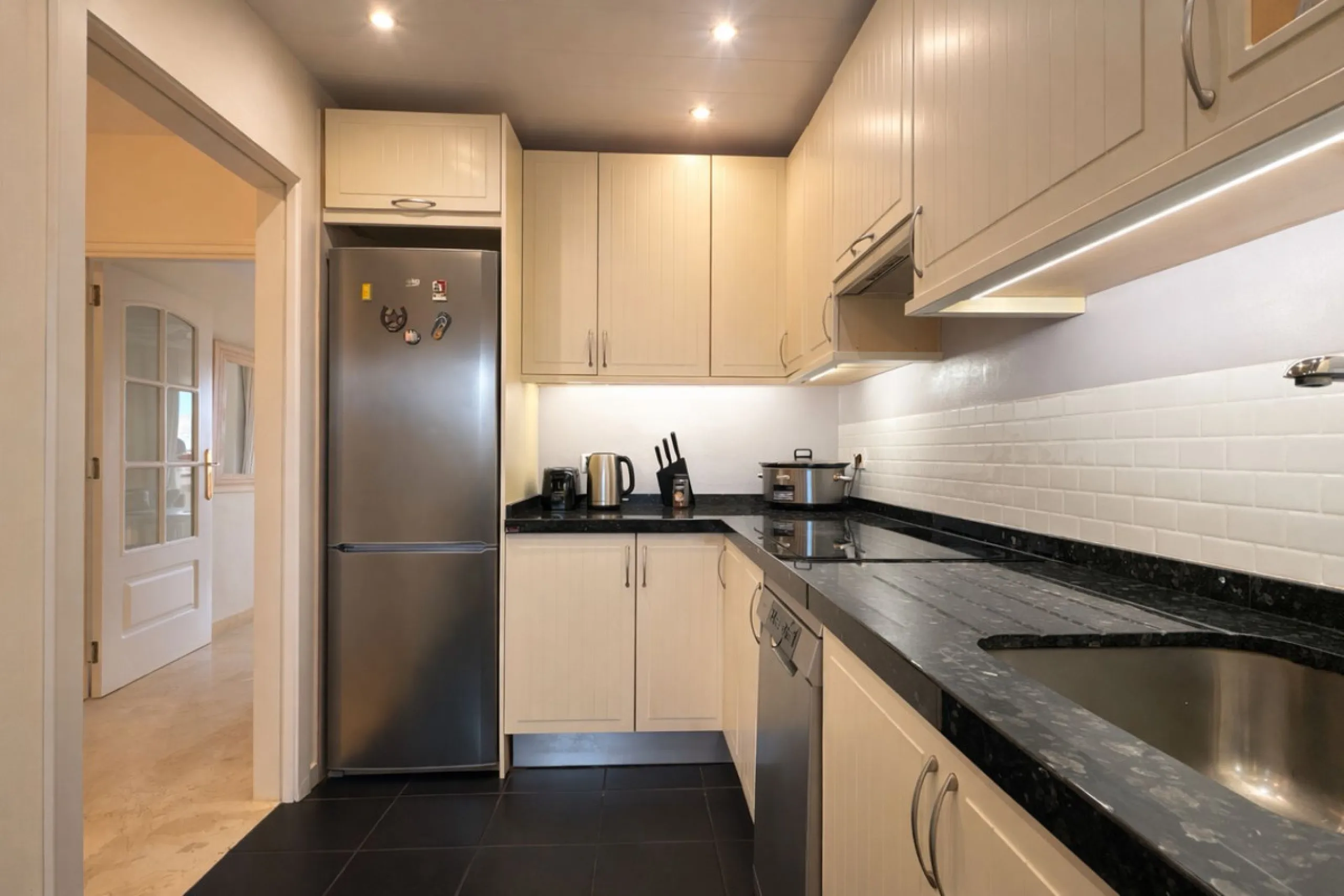 Located in the sought-after El Faro area, this bright and well-distributed mid-floor apartment offers the perfect balance between coastal living and everyday convenience. Just a five-minute walk from the beach and local amenities, and a five-minute drive 