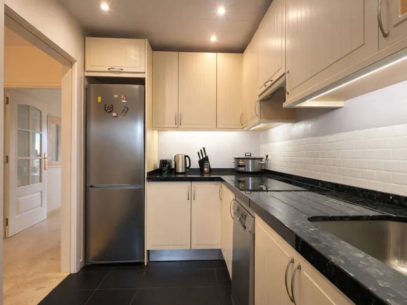 Located in the sought-after El Faro area, this bright and well-distributed mid-floor apartment offers the perfect balance between coastal living and everyday convenience. Just a five-minute walk from the beach and local amenities, and a five-minute drive 