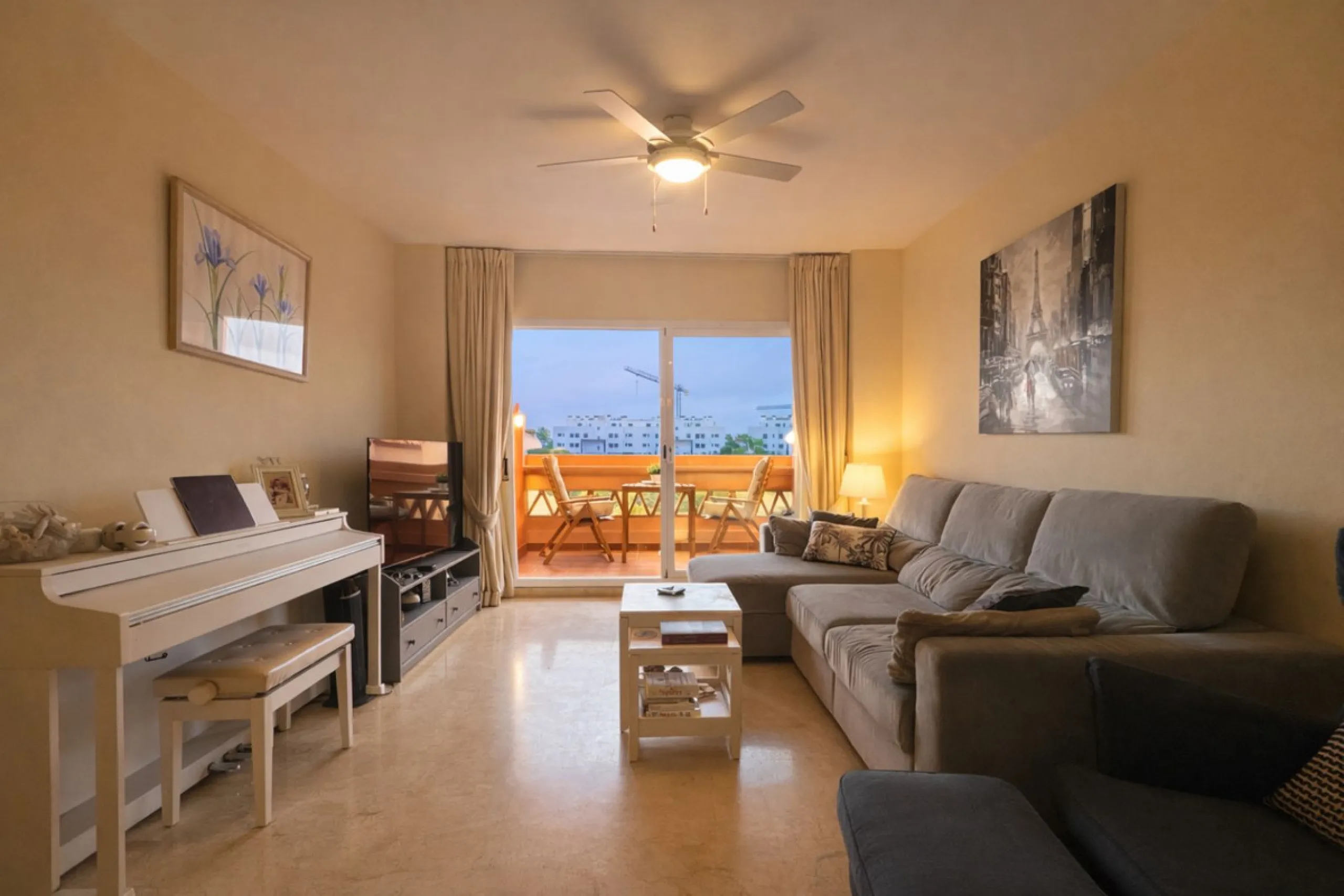 Located in the sought-after El Faro area, this bright and well-distributed mid-floor apartment offers the perfect balance between coastal living and everyday convenience. Just a five-minute walk from the beach and local amenities, and a five-minute drive 