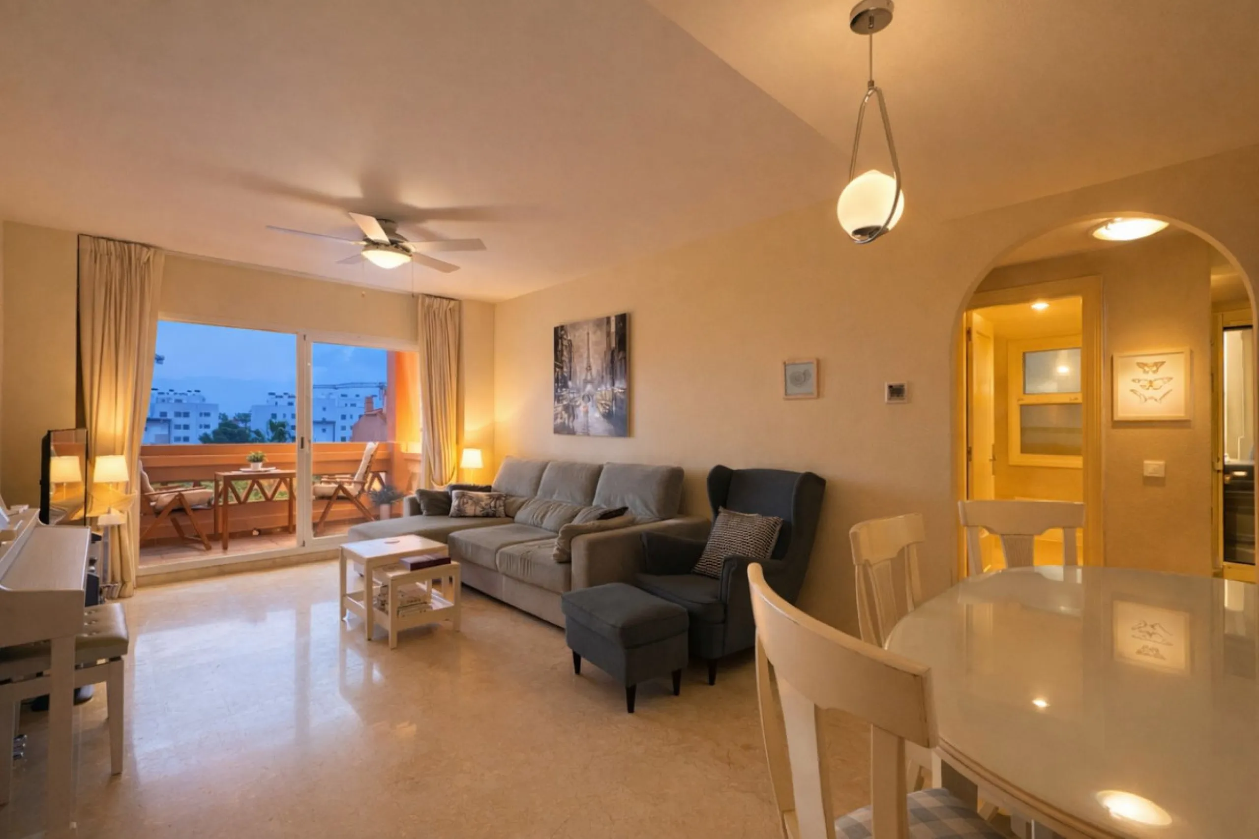 Located in the sought-after El Faro area, this bright and well-distributed mid-floor apartment offers the perfect balance between coastal living and everyday convenience. Just a five-minute walk from the beach and local amenities, and a five-minute drive 