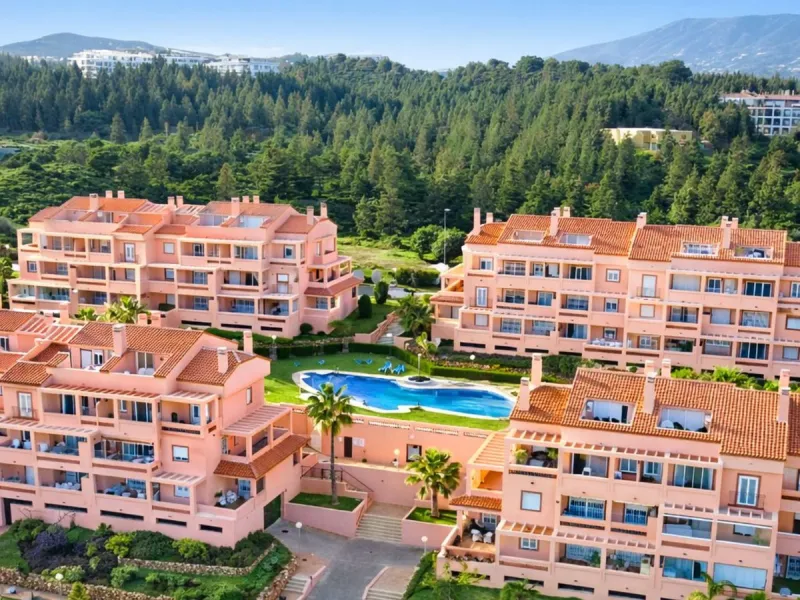 Located in the sought-after El Faro area, this bright and well-distributed mid-floor apartment offers the perfect balance between coastal living and everyday convenience. Just a five-minute walk from the beach and local amenities, and a five-minute drive 