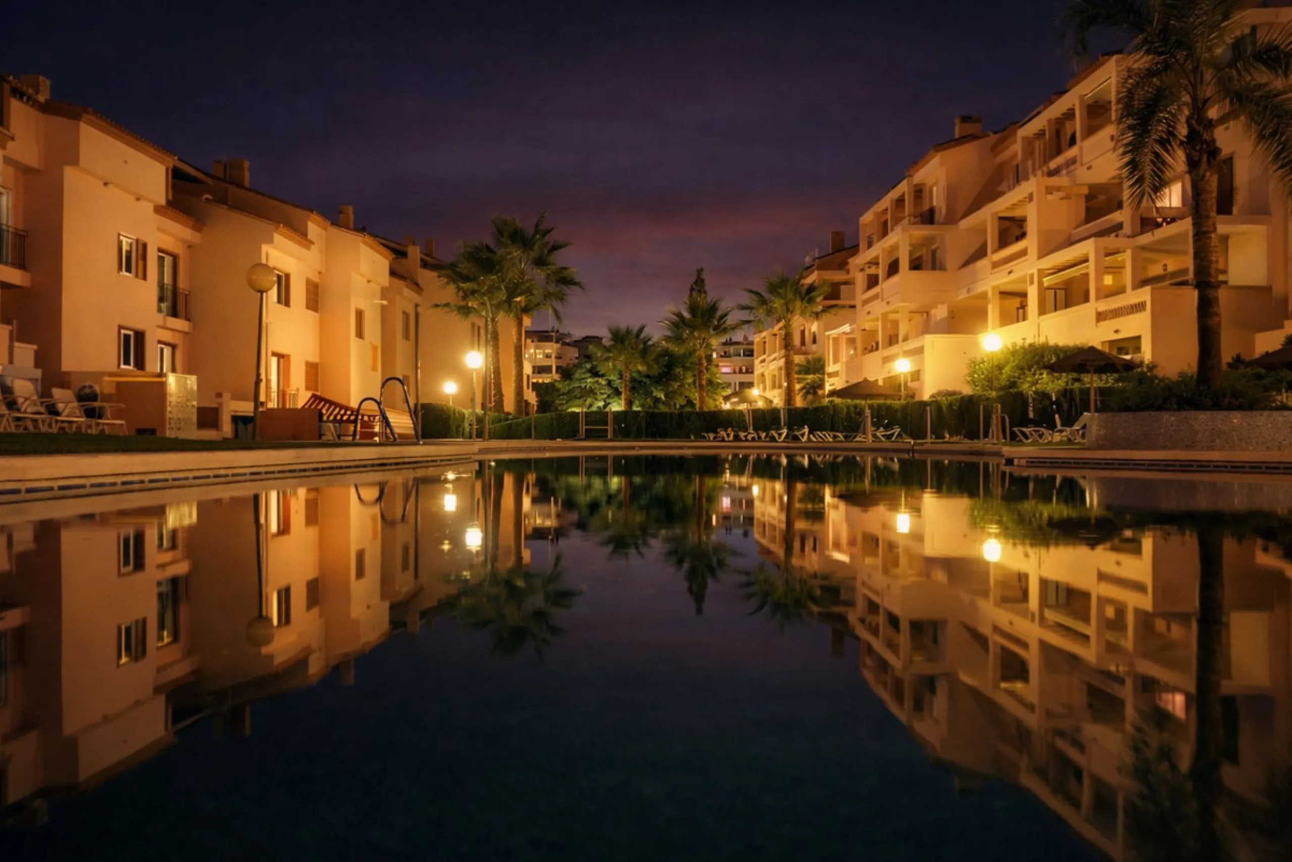 Located in the sought-after El Faro area, this bright and well-distributed mid-floor apartment offers the perfect balance between coastal living and everyday convenience. Just a five-minute walk from the beach and local amenities, and a five-minute drive 