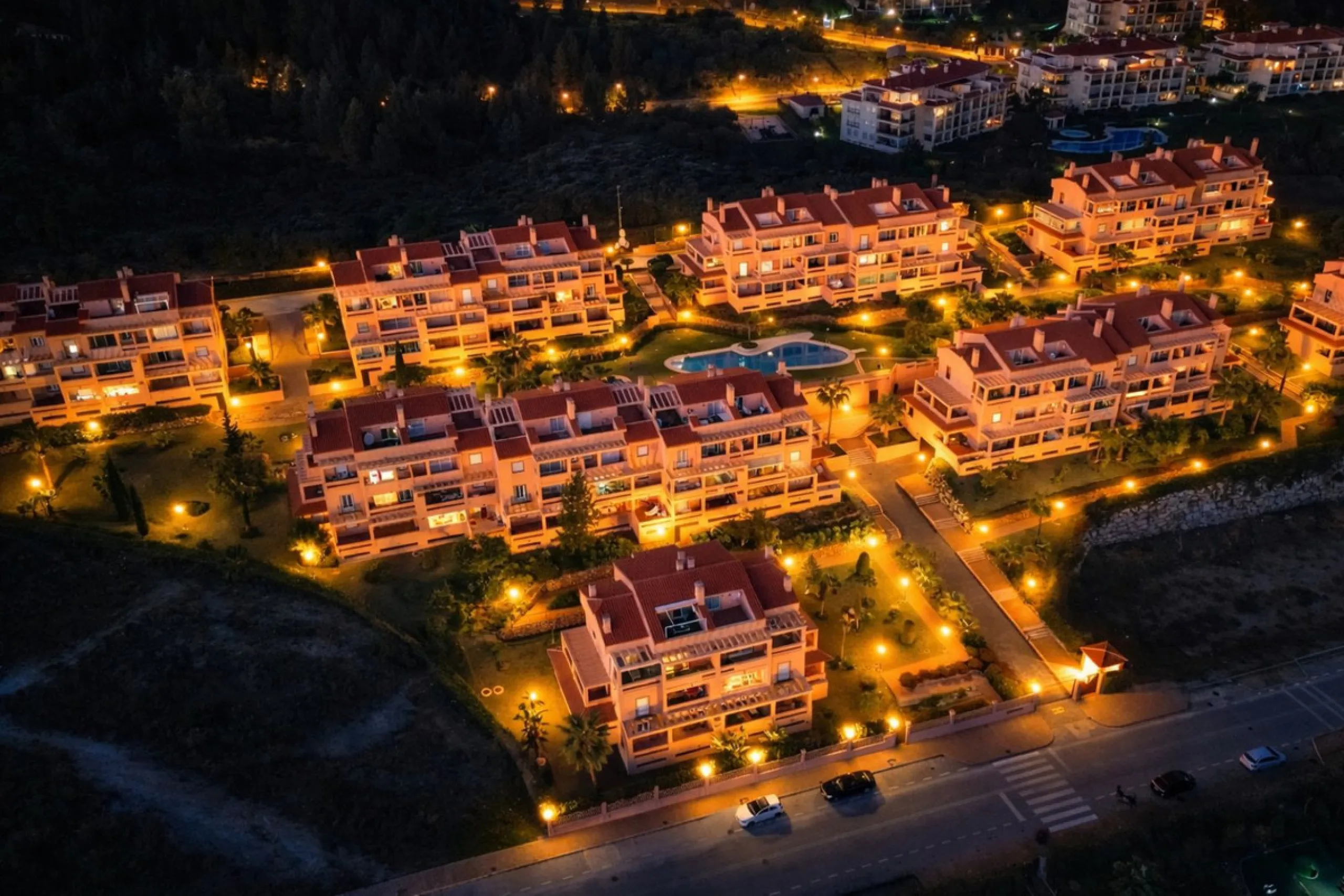 Located in the sought-after El Faro area, this bright and well-distributed mid-floor apartment offers the perfect balance between coastal living and everyday convenience. Just a five-minute walk from the beach and local amenities, and a five-minute drive 