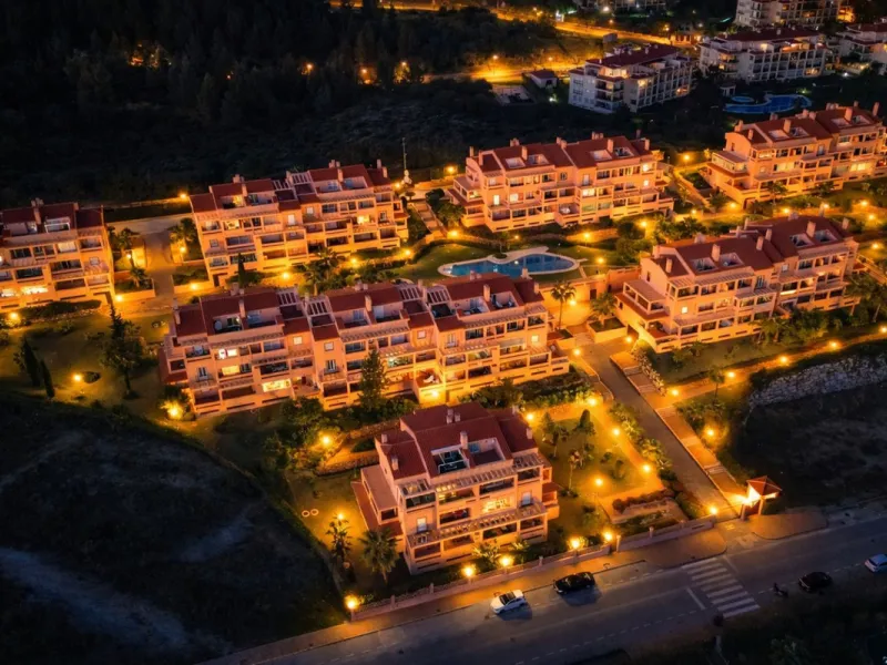 Located in the sought-after El Faro area, this bright and well-distributed mid-floor apartment offers the perfect balance between coastal living and everyday convenience. Just a five-minute walk from the beach and local amenities, and a five-minute drive 