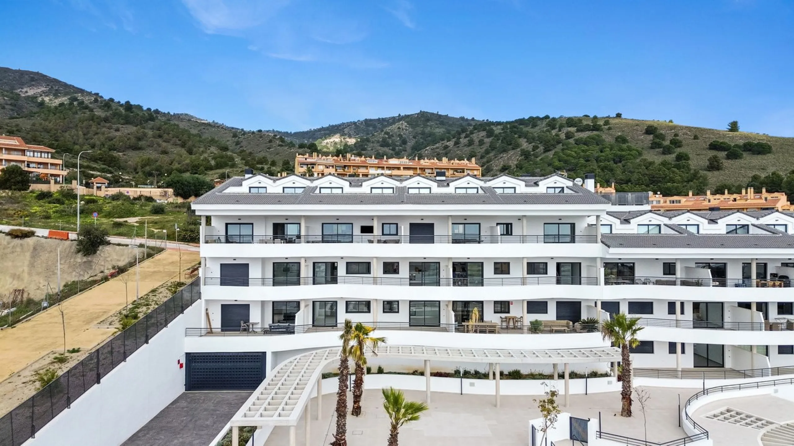 Large terrace, open views and plenty of natural light. This 3-bedroom apartment in Nexus Residences, Benalmádena is designed for comfortable living on the Costa del Sol.
