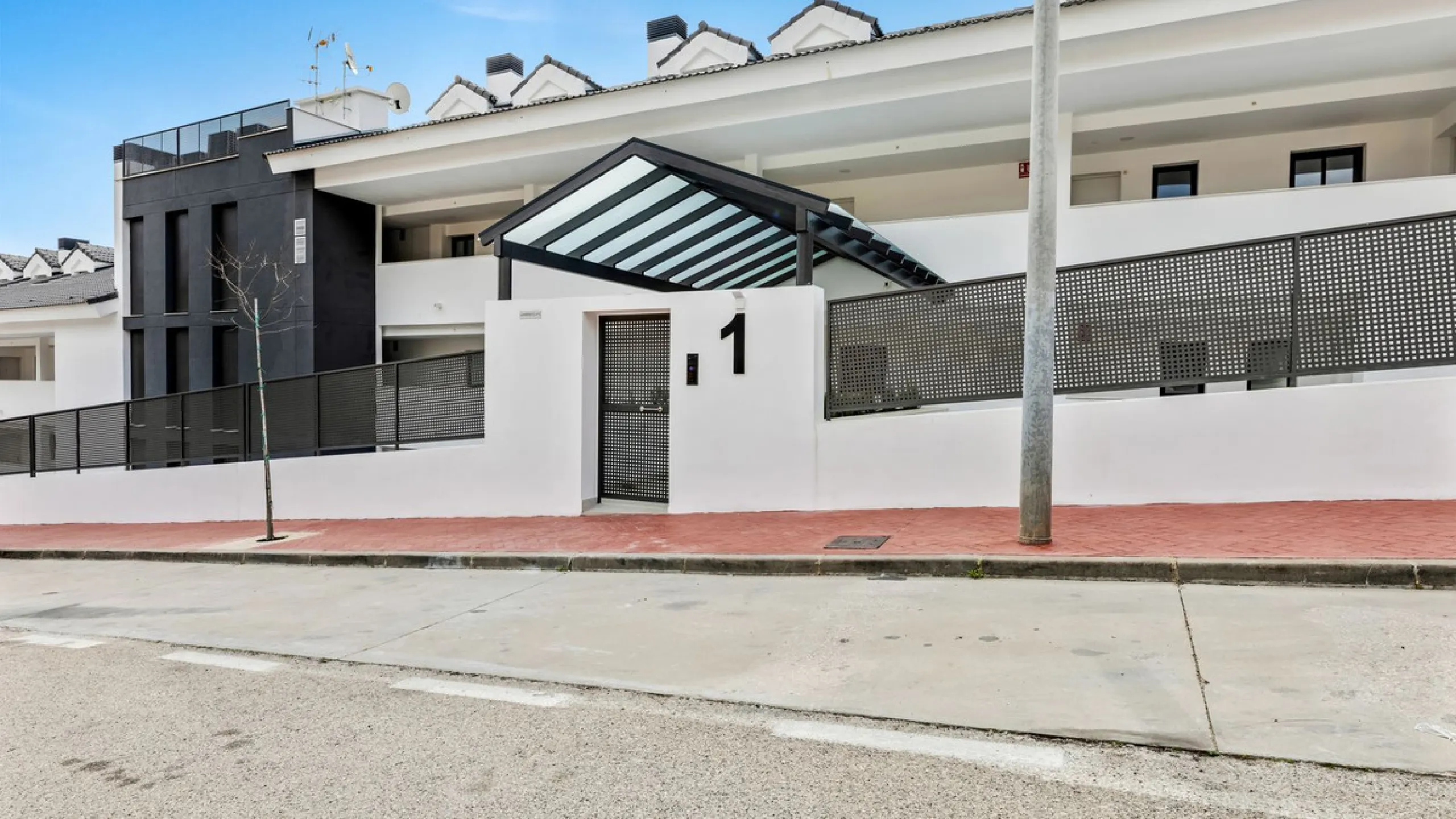 Large terrace, open views and plenty of natural light. This 3-bedroom apartment in Nexus Residences, Benalmádena is designed for comfortable living on the Costa del Sol.
