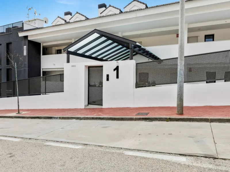 Large terrace, open views and plenty of natural light. This 3-bedroom apartment in Nexus Residences, Benalmádena is designed for comfortable living on the Costa del Sol.