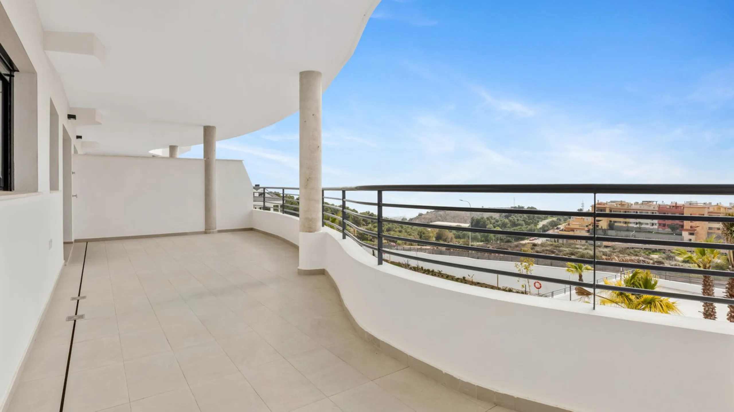 Large terrace, open views and plenty of natural light. This 3-bedroom apartment in Nexus Residences, Benalmádena is designed for comfortable living on the Costa del Sol.