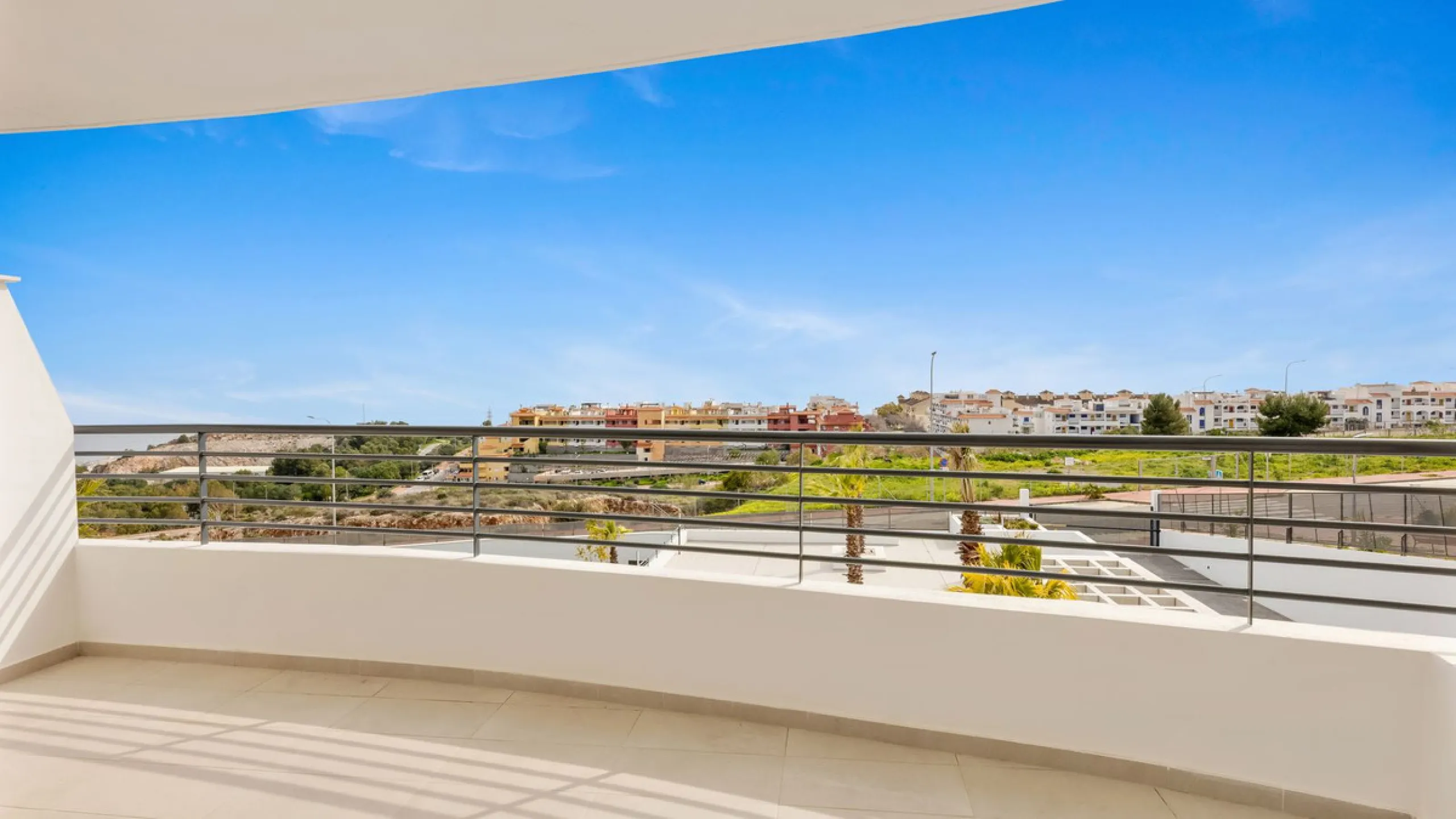 Large terrace, open views and plenty of natural light. This 3-bedroom apartment in Nexus Residences, Benalmádena is designed for comfortable living on the Costa del Sol.