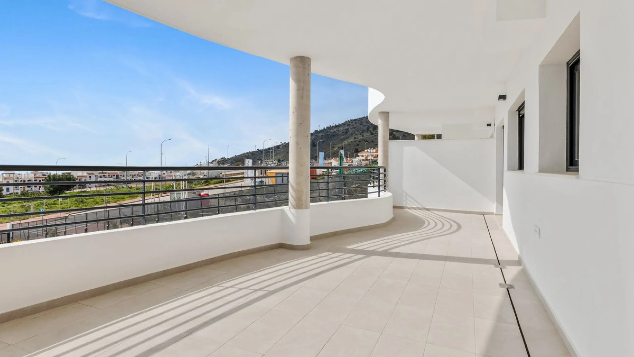 Large terrace, open views and plenty of natural light. This 3-bedroom apartment in Nexus Residences, Benalmádena is designed for comfortable living on the Costa del Sol.