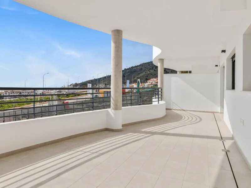 Large terrace, open views and plenty of natural light. This 3-bedroom apartment in Nexus Residences, Benalmádena is designed for comfortable living on the Costa del Sol.