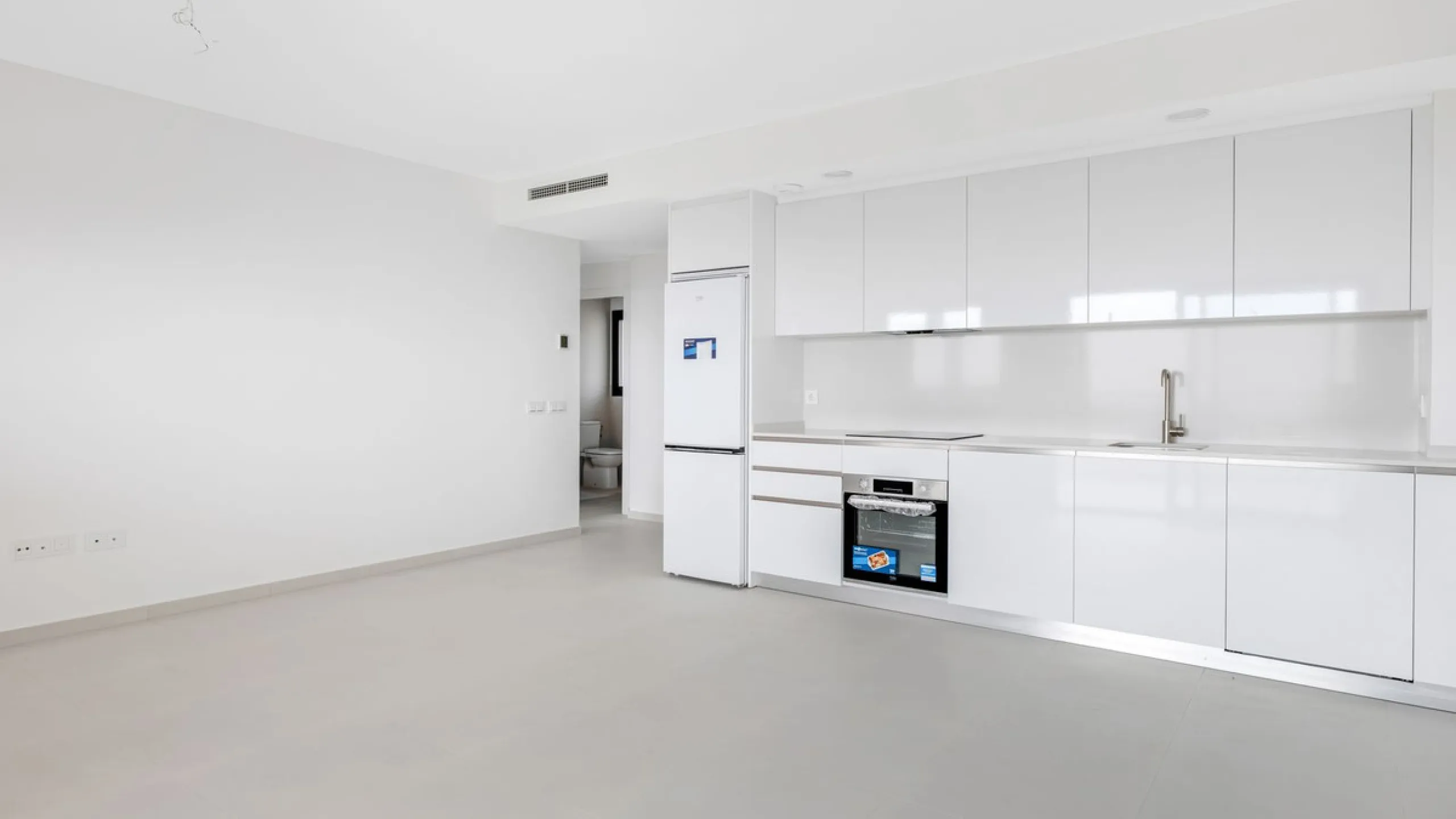 Large terrace, open views and plenty of natural light. This 3-bedroom apartment in Nexus Residences, Benalmádena is designed for comfortable living on the Costa del Sol.