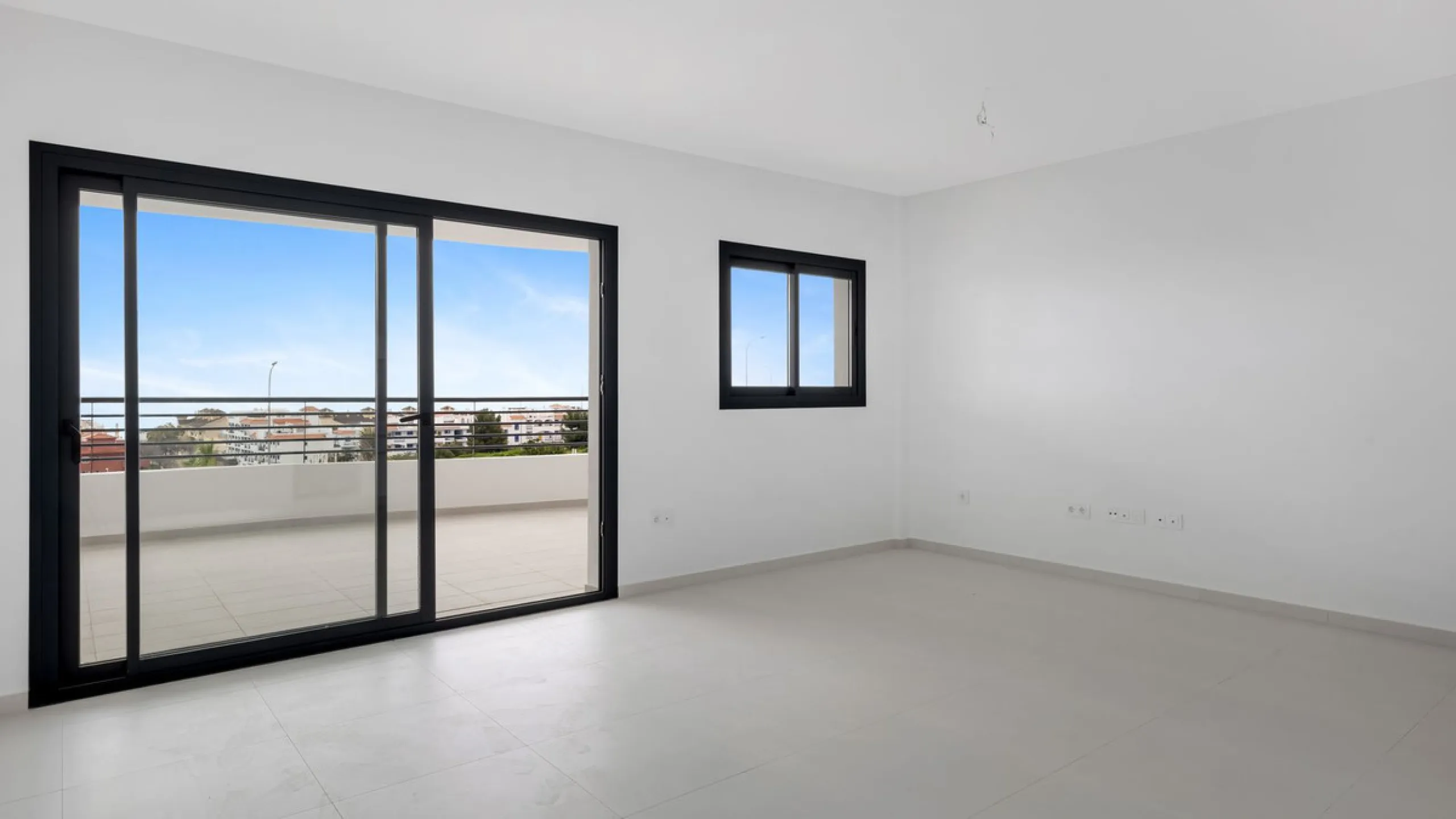 Large terrace, open views and plenty of natural light. This 3-bedroom apartment in Nexus Residences, Benalmádena is designed for comfortable living on the Costa del Sol.