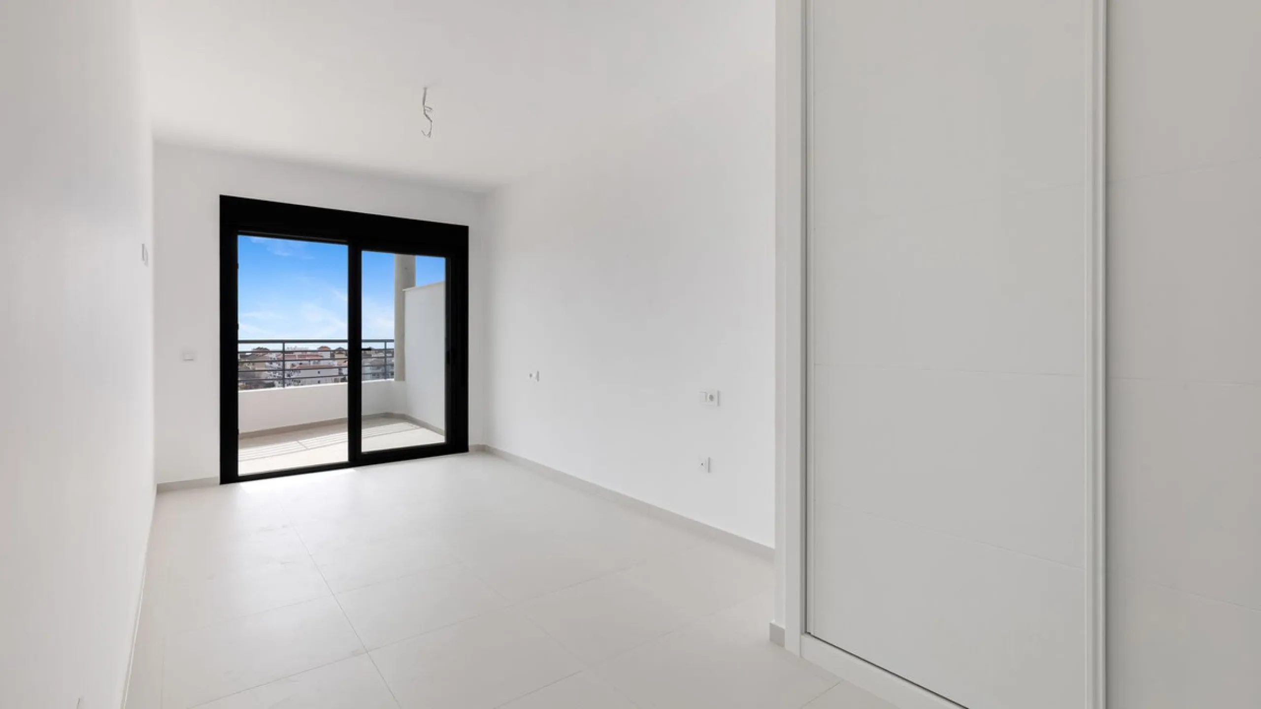 Large terrace, open views and plenty of natural light. This 3-bedroom apartment in Nexus Residences, Benalmádena is designed for comfortable living on the Costa del Sol.