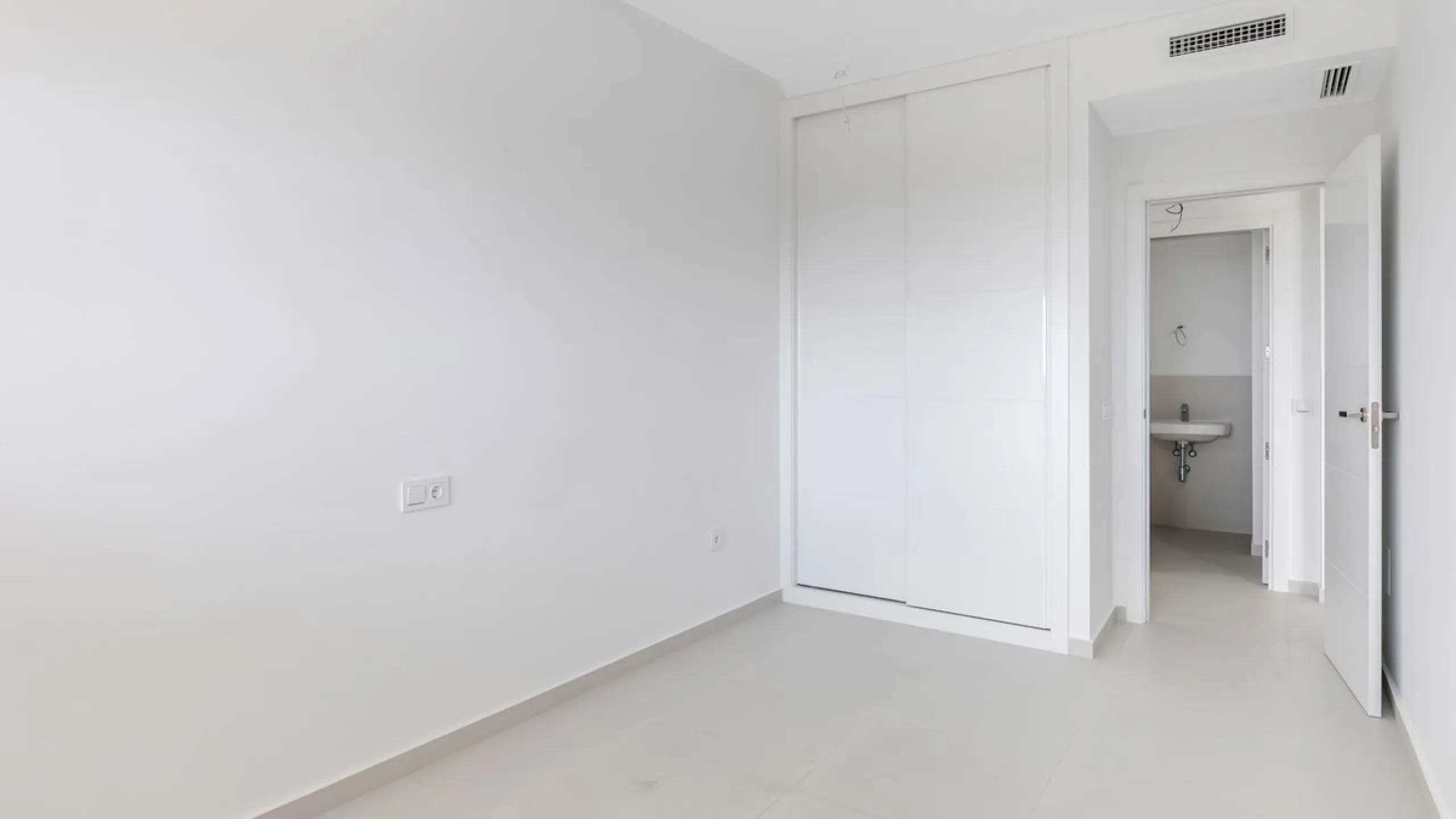 Large terrace, open views and plenty of natural light. This 3-bedroom apartment in Nexus Residences, Benalmádena is designed for comfortable living on the Costa del Sol.