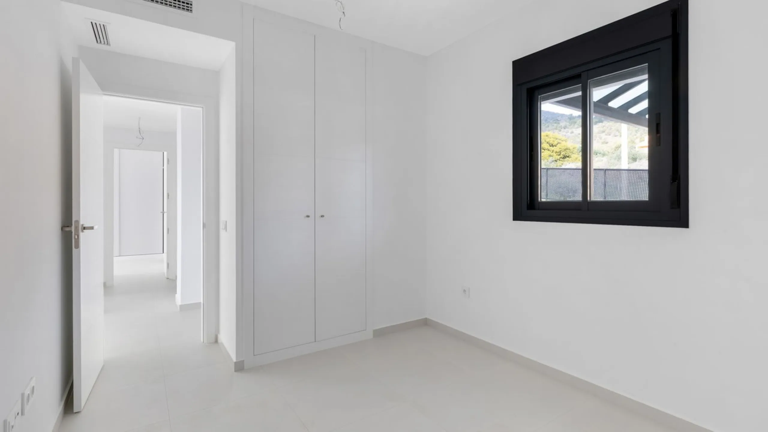 Large terrace, open views and plenty of natural light. This 3-bedroom apartment in Nexus Residences, Benalmádena is designed for comfortable living on the Costa del Sol.