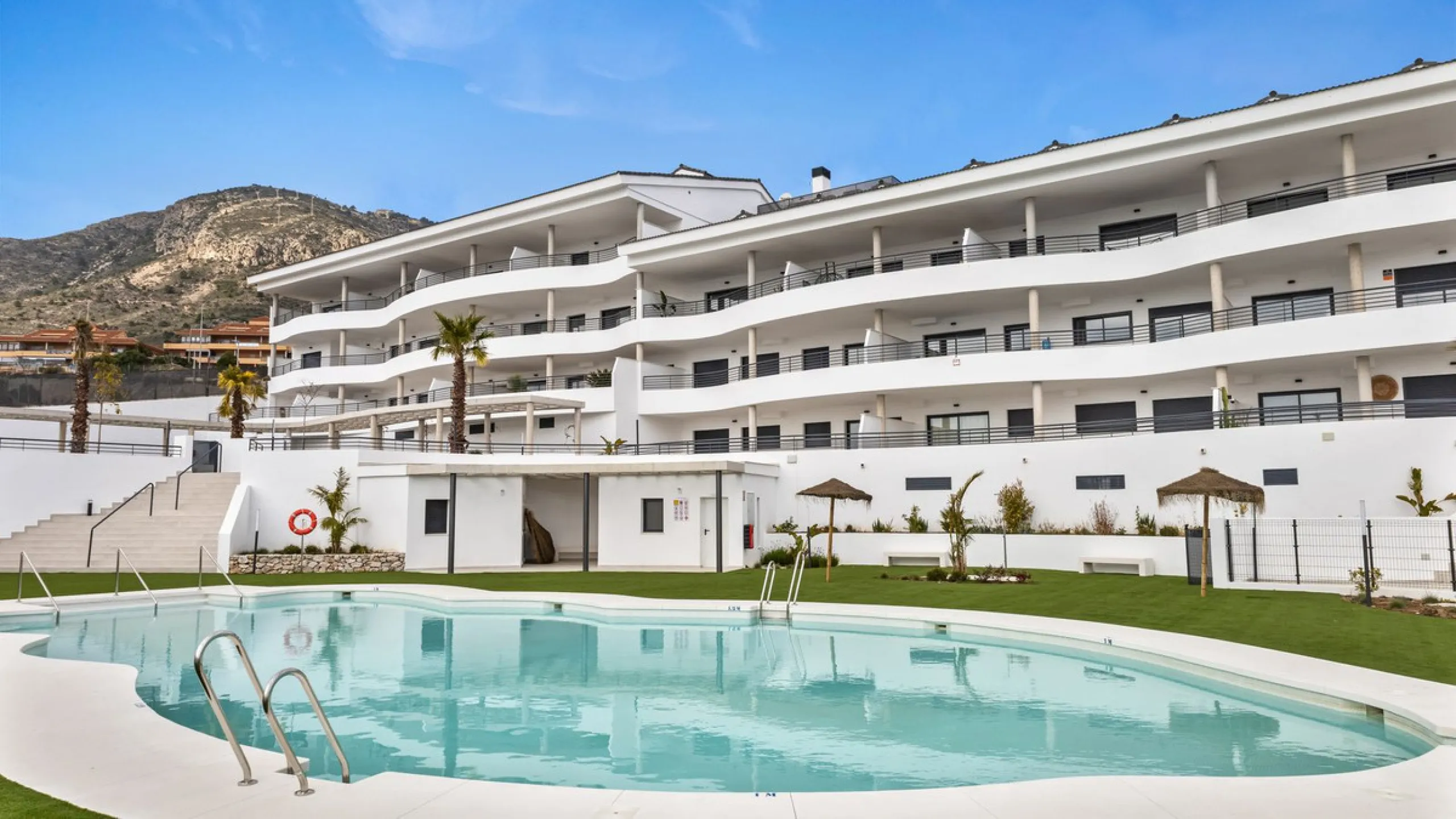 Large terrace, open views and plenty of natural light. This 3-bedroom apartment in Nexus Residences, Benalmádena is designed for comfortable living on the Costa del Sol.