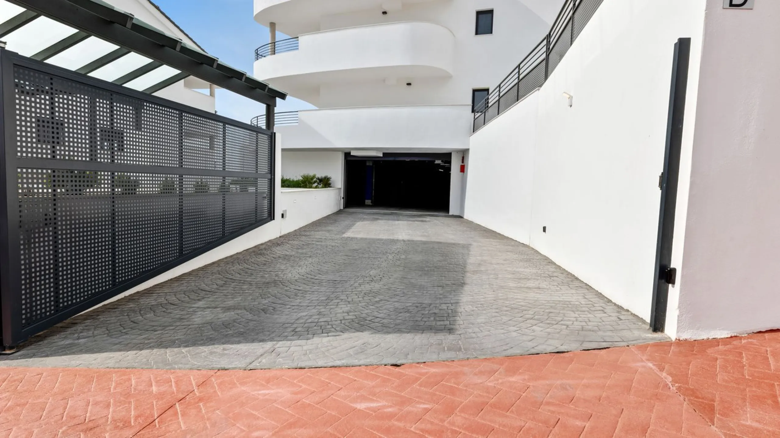 Large terrace, open views and plenty of natural light. This 3-bedroom apartment in Nexus Residences, Benalmádena is designed for comfortable living on the Costa del Sol.