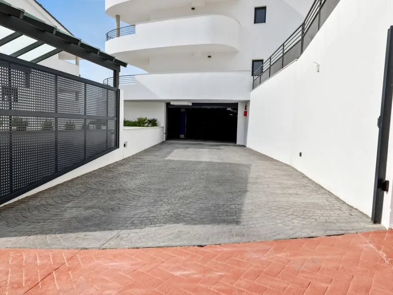 Large terrace, open views and plenty of natural light. This 3-bedroom apartment in Nexus Residences, Benalmádena is designed for comfortable living on the Costa del Sol.