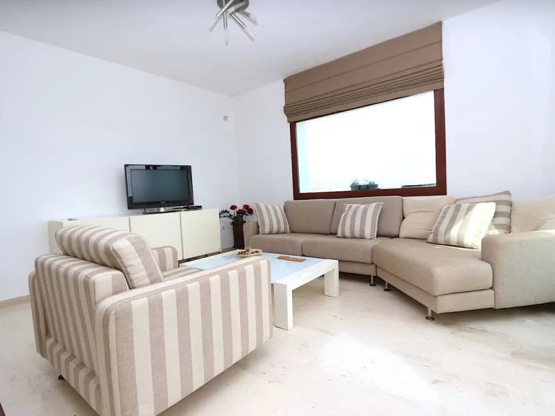 Views and Great Potential in a Prime Location!
