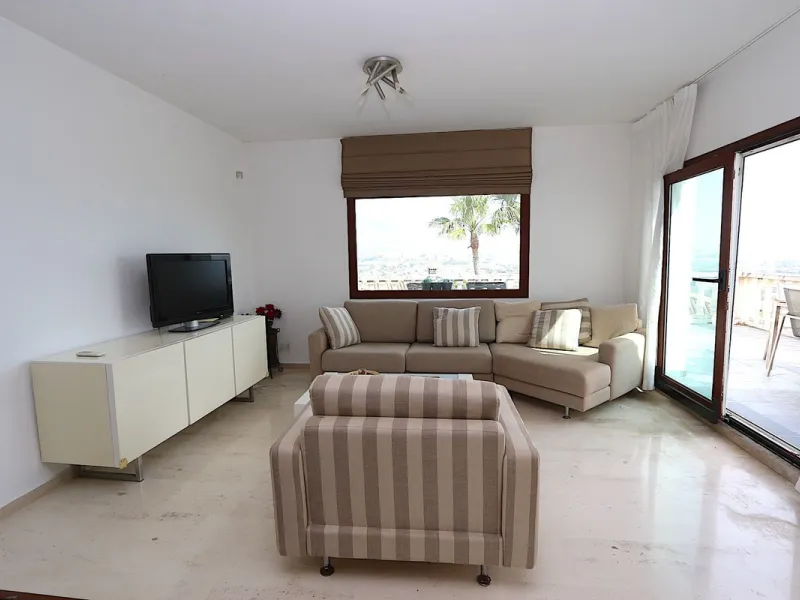 Views and Great Potential in a Prime Location!