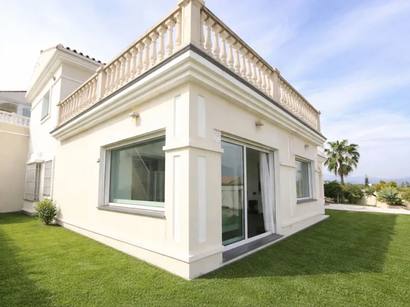 Views and Great Potential in a Prime Location!