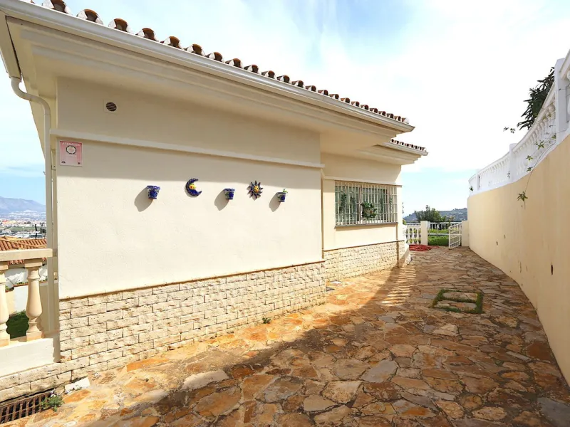 Views and Great Potential in a Prime Location!